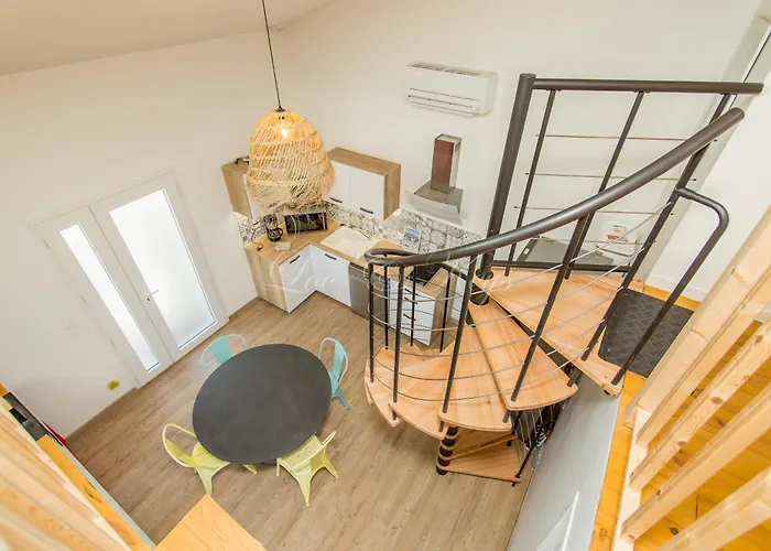 Petite Maison Mitoyenne A - Bourg Appartement